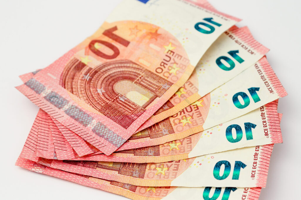 Is it better to buy euros in Tenerife?