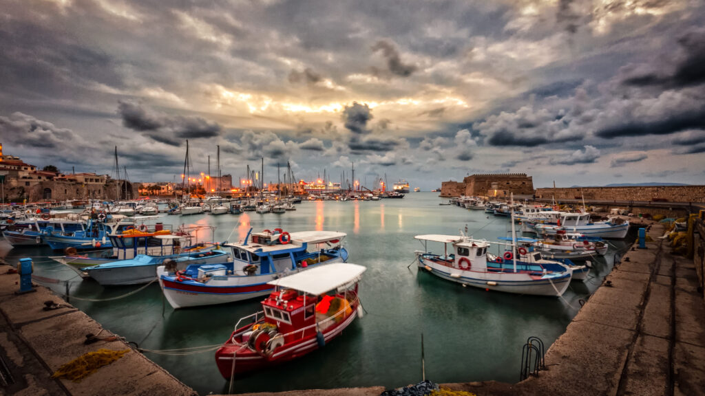 Where do the cruise ships dock in Tenerife?